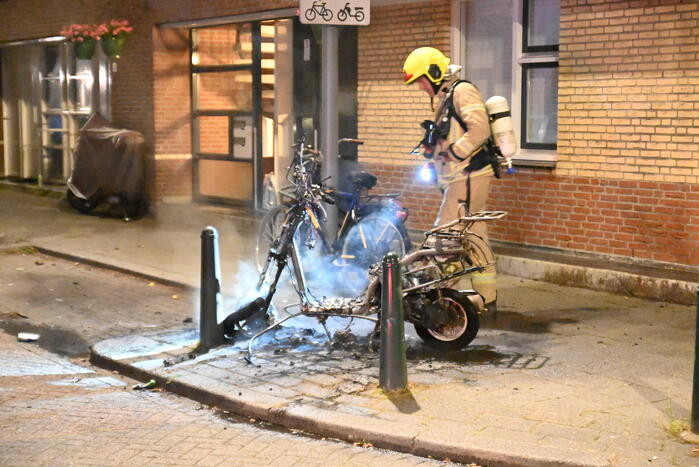 Geparkeerde scooter volledig uitgebrand