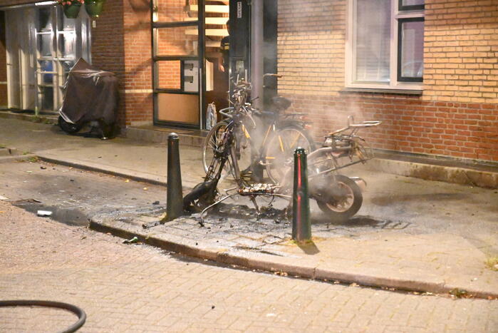 Geparkeerde scooter volledig uitgebrand