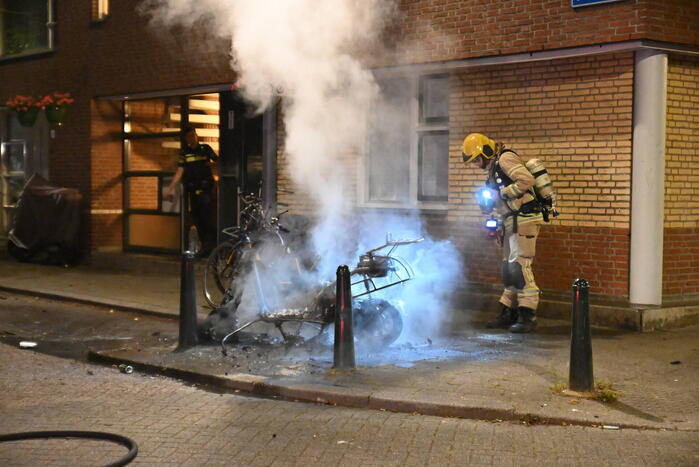 Geparkeerde scooter volledig uitgebrand