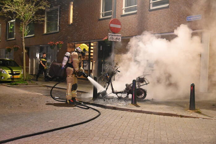 Geparkeerde scooter volledig uitgebrand