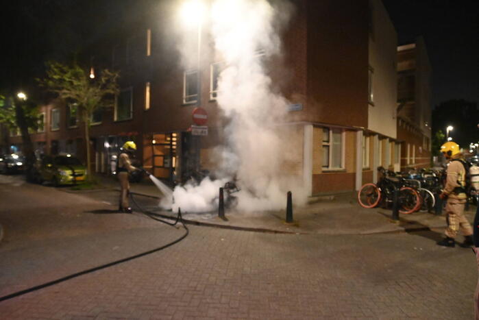 Geparkeerde scooter volledig uitgebrand