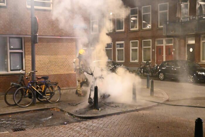 Geparkeerde scooter volledig uitgebrand