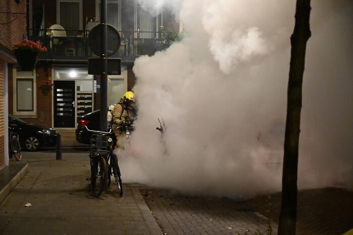 Geparkeerde scooter volledig uitgebrand
