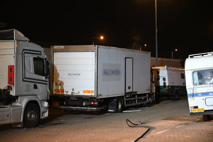 Rook uit vrachtwagen houdt brandweer bezig