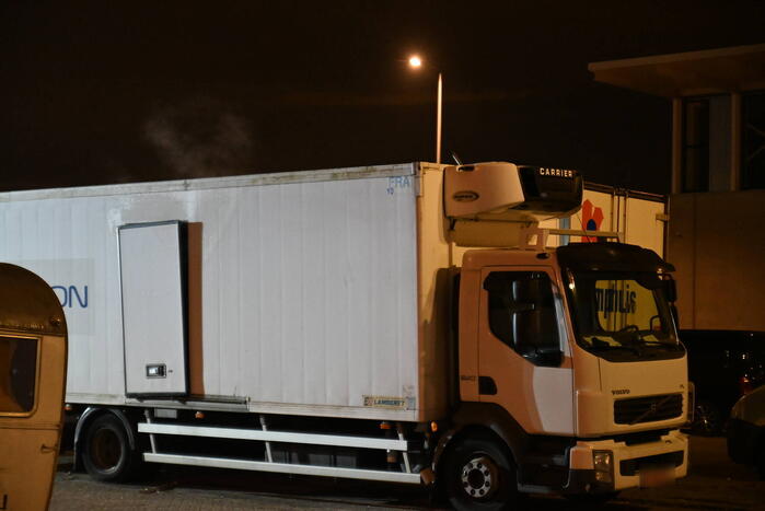 Rook uit vrachtwagen houdt brandweer bezig