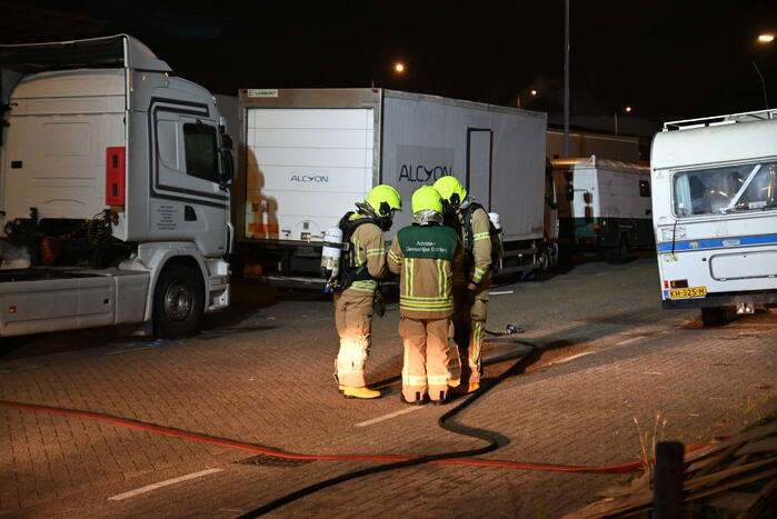 Rook uit vrachtwagen houdt brandweer bezig