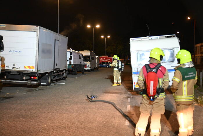 Rook uit vrachtwagen houdt brandweer bezig