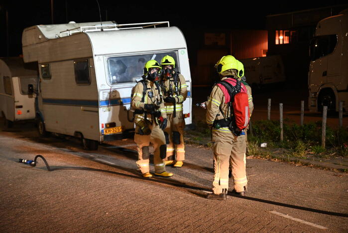 Rook uit vrachtwagen houdt brandweer bezig