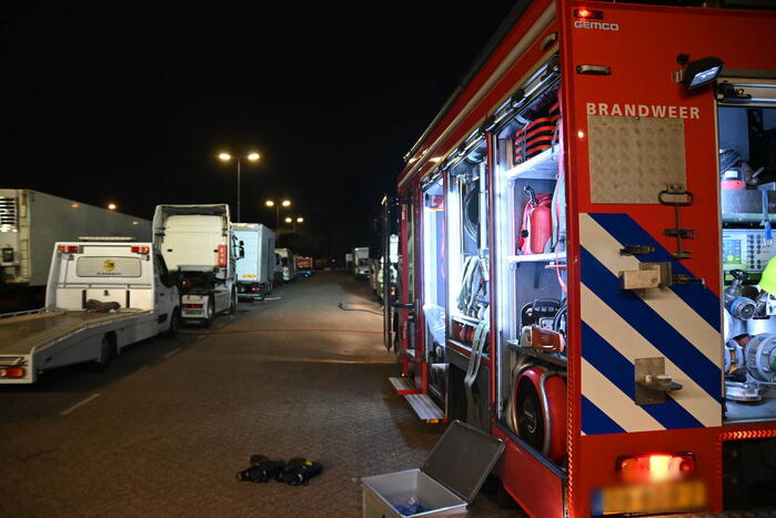 Rook uit vrachtwagen houdt brandweer bezig