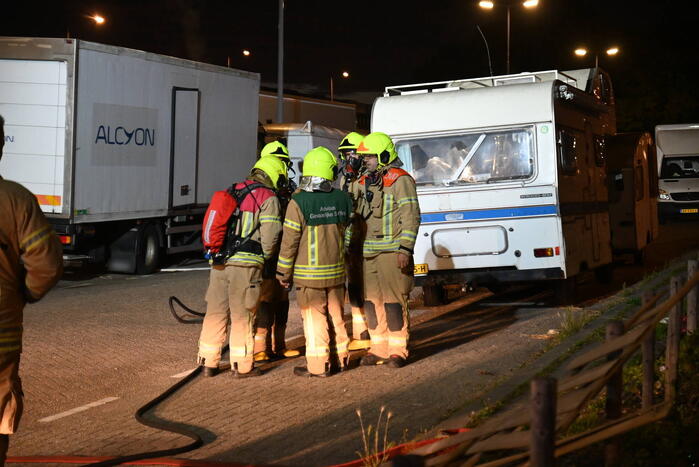 Rook uit vrachtwagen houdt brandweer bezig