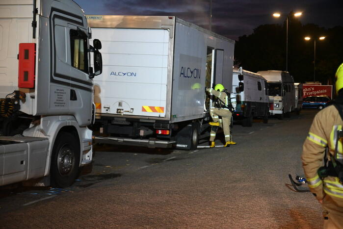 Rook uit vrachtwagen houdt brandweer bezig