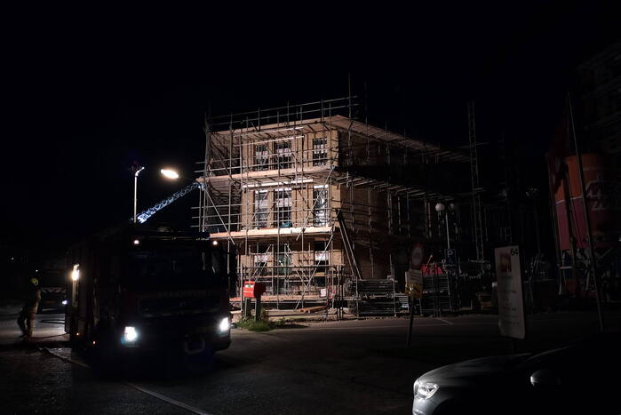 Brand in bouwcontainer op dak