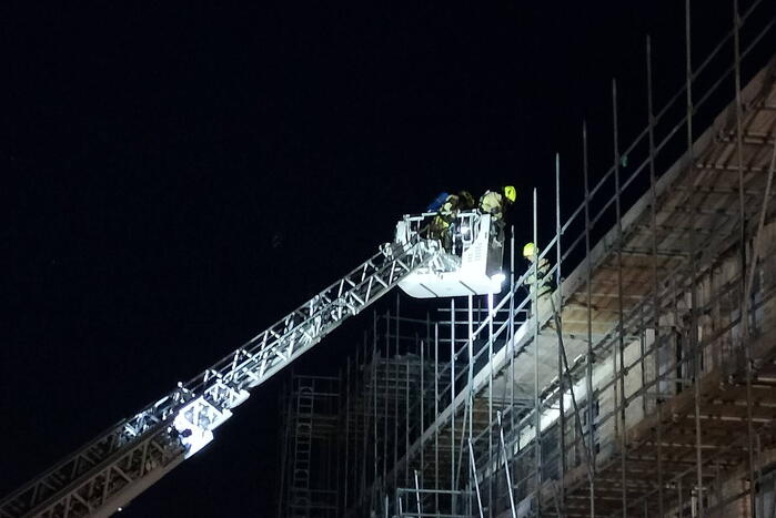 Brand in bouwcontainer op dak