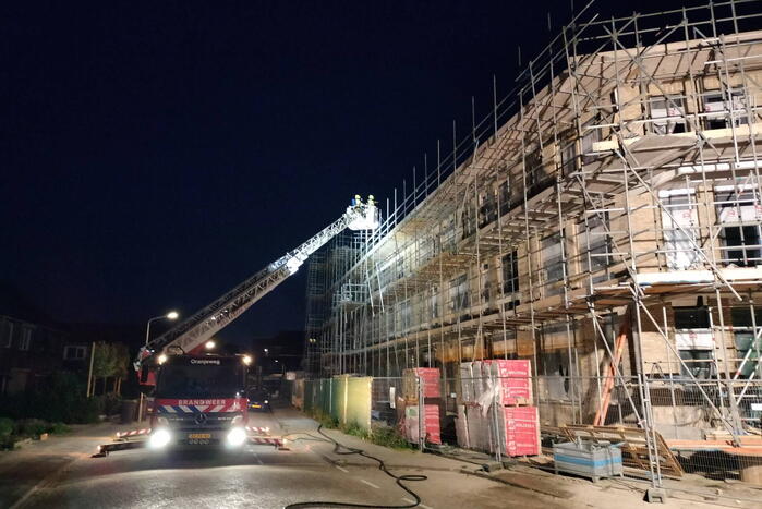 Brand in bouwcontainer op dak