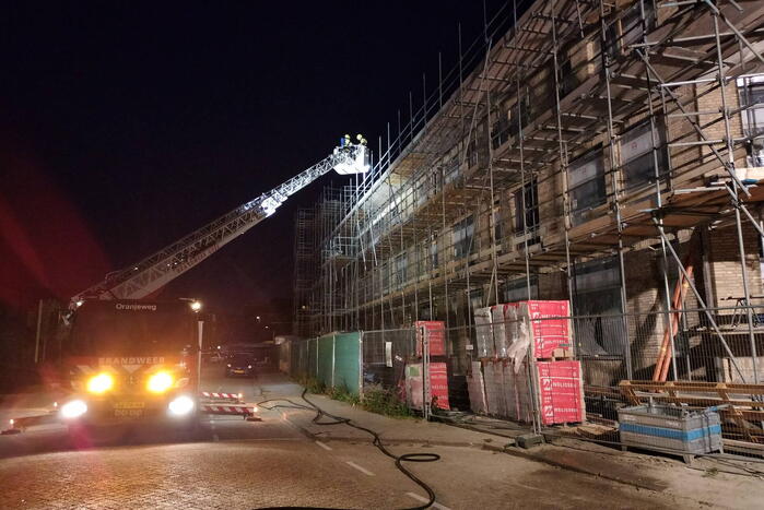 Brand in bouwcontainer op dak