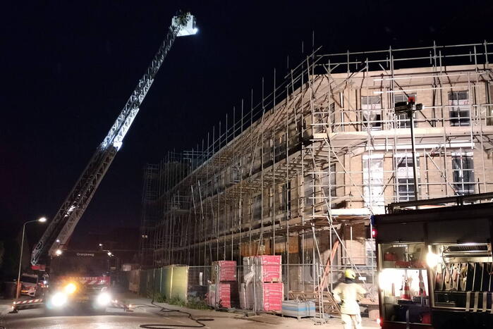 Brand in bouwcontainer op dak