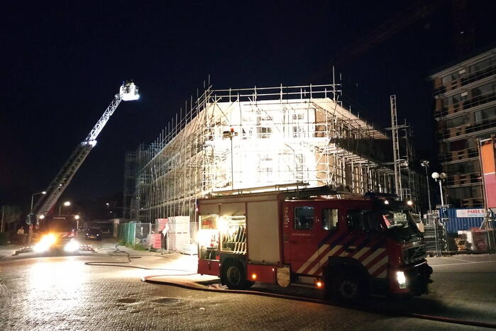 Brand in bouwcontainer op dak