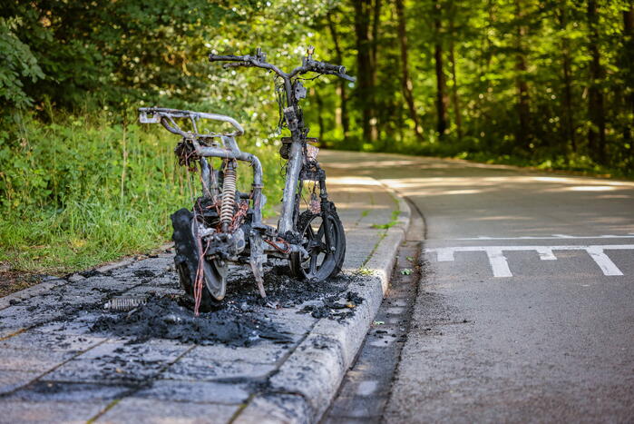 Opnieuw gaat een deelscooter in vlammen op