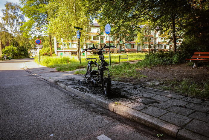 Opnieuw gaat een deelscooter in vlammen op