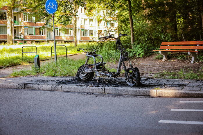 Opnieuw gaat een deelscooter in vlammen op