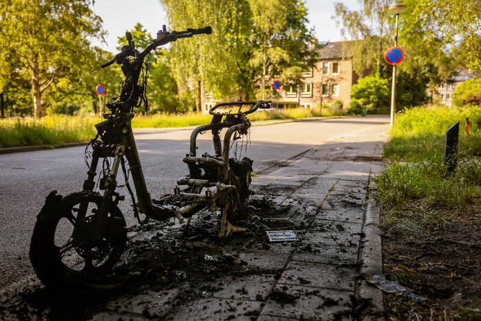 Opnieuw gaat een deelscooter in vlammen op