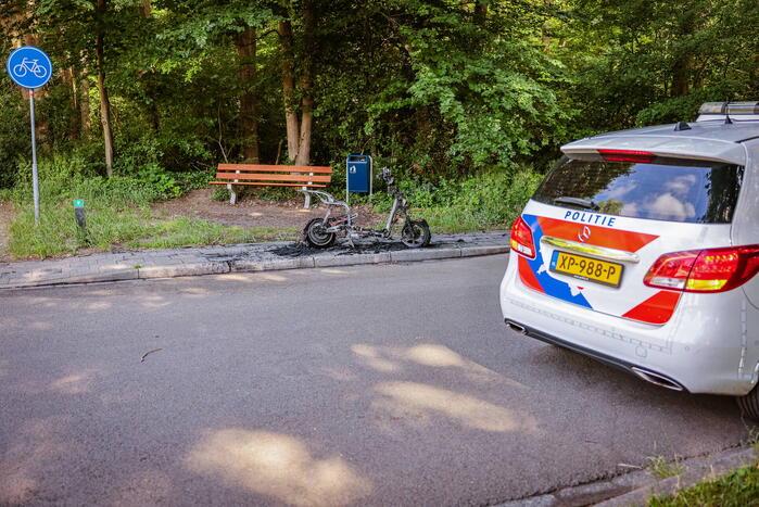 Opnieuw gaat een deelscooter in vlammen op