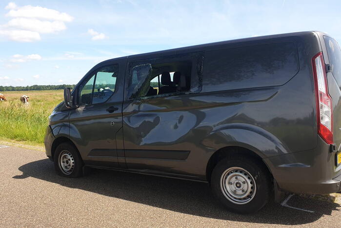 Brommerrijder botst op bestelbus