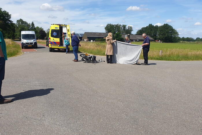 Brommerrijder botst op bestelbus