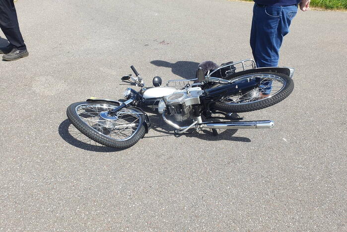 Brommerrijder botst op bestelbus