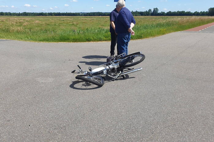 Brommerrijder botst op bestelbus