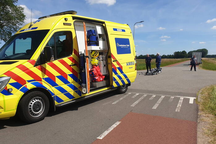 Brommerrijder botst op bestelbus