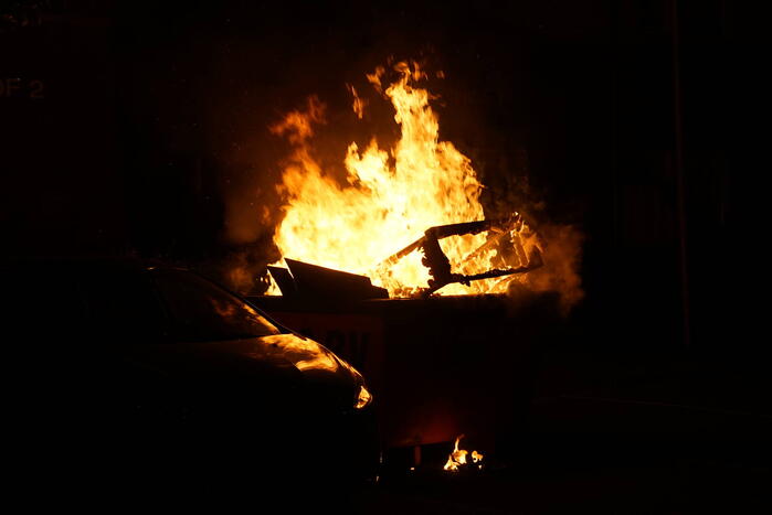 Flinke vlammen bij brand in bouwcontainer