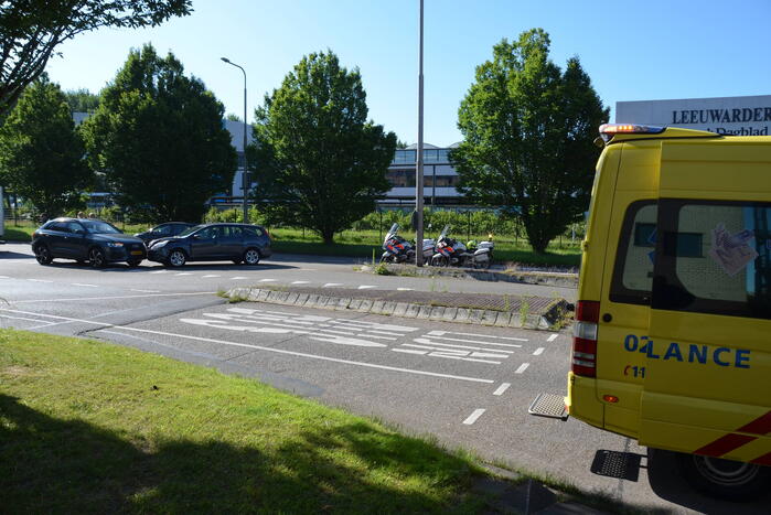 Twee auto's botsen door voorrangsfout