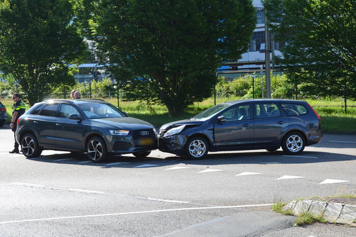 Twee auto's botsen door voorrangsfout