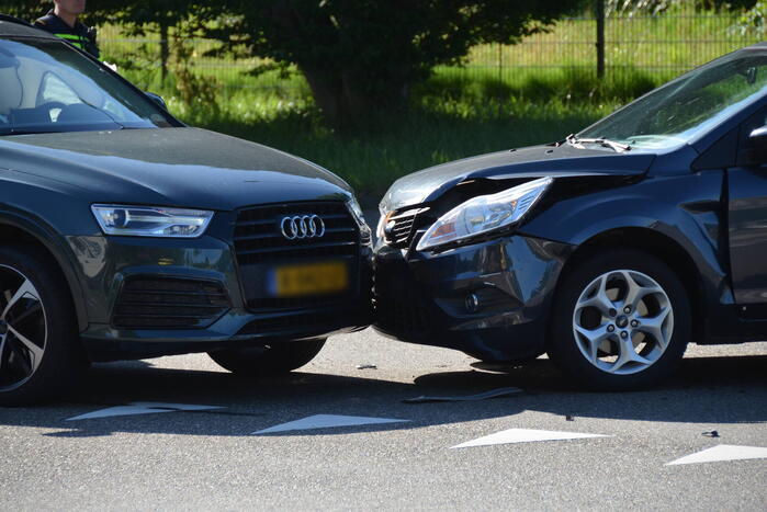 Twee auto's botsen door voorrangsfout