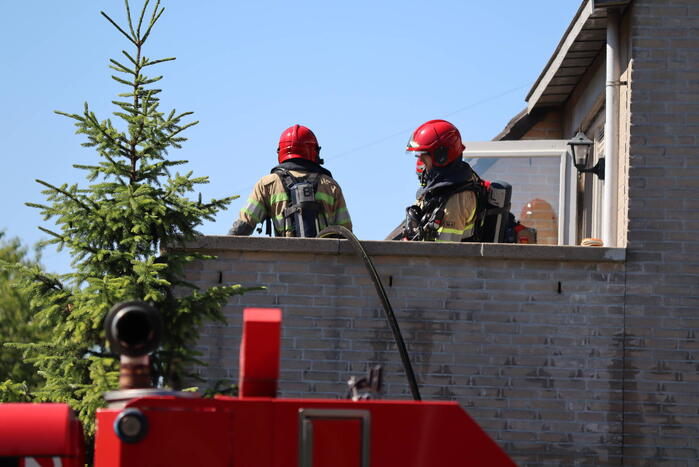 Brand op bovenste verdieping van hoekwoning