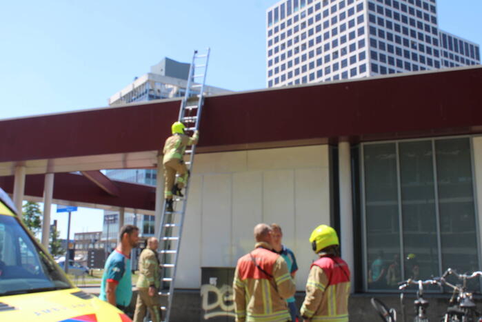 Brandweer bevrijdt man van dak metrostation