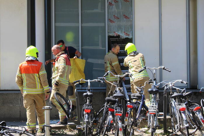 Brandweer bevrijdt man van dak metrostation