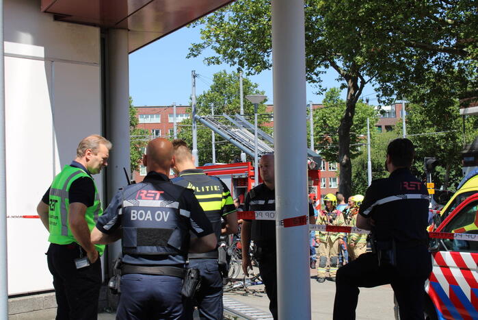 Brandweer bevrijdt man van dak metrostation