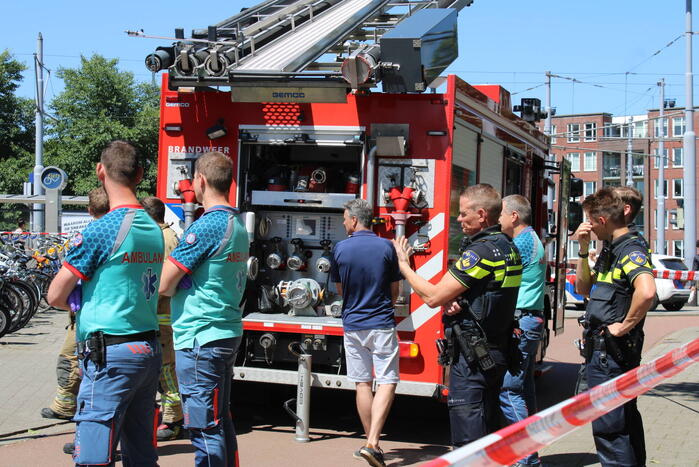 Brandweer bevrijdt man van dak metrostation
