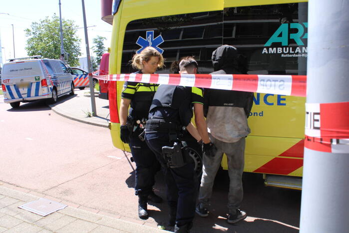Brandweer bevrijdt man van dak metrostation