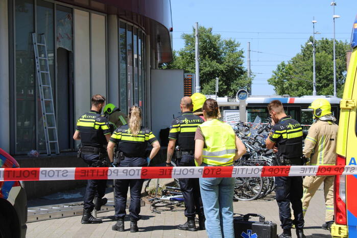 Brandweer bevrijdt man van dak metrostation