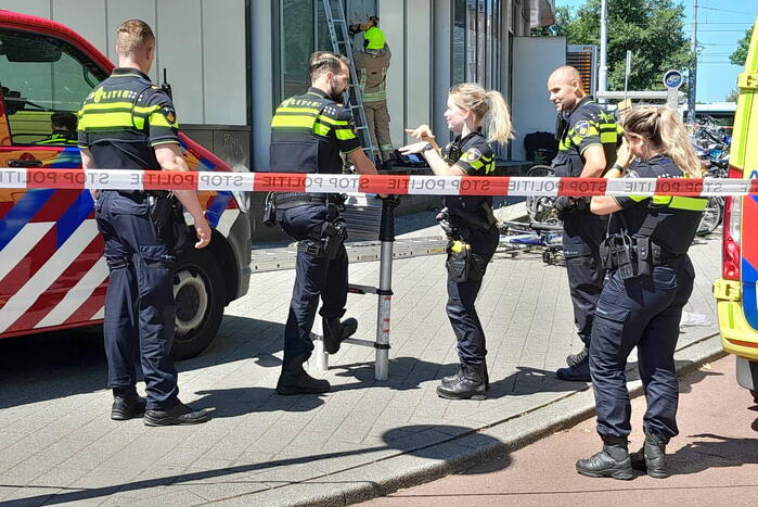 Brandweer bevrijdt man van dak metrostation