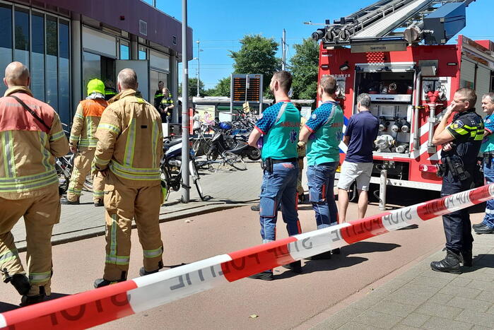 Brandweer bevrijdt man van dak metrostation