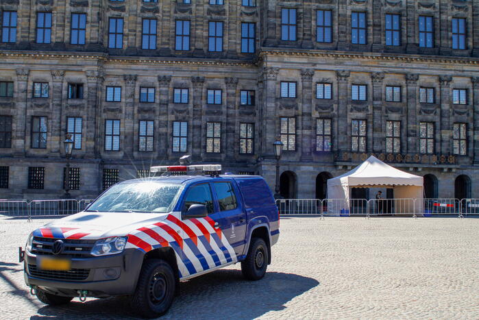 Veel politie en marechaussee bij Koninklijk Paleis
