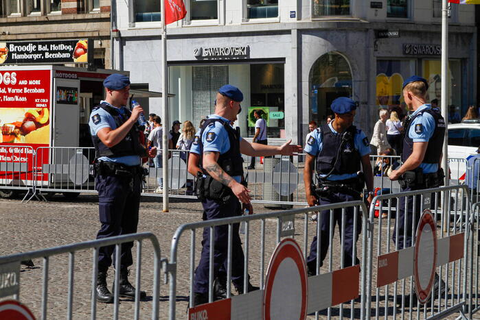 Veel politie en marechaussee bij Koninklijk Paleis