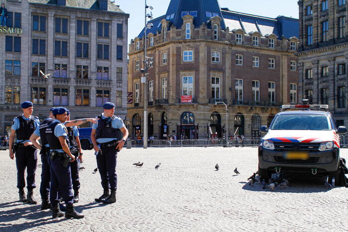 Veel politie en marechaussee bij Koninklijk Paleis