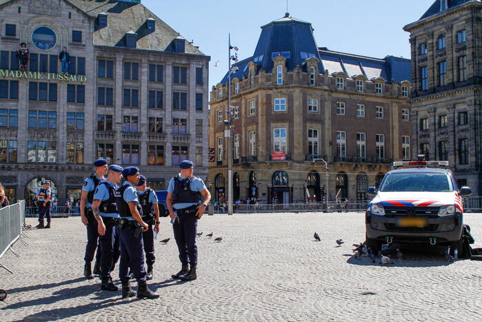 Veel politie en marechaussee bij Koninklijk Paleis