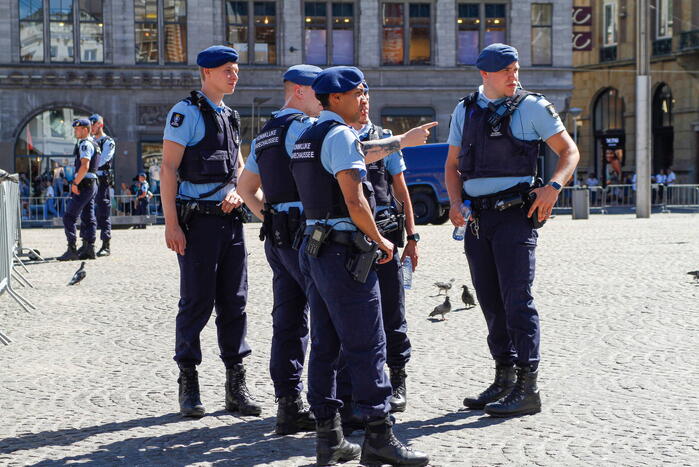 Veel politie en marechaussee bij Koninklijk Paleis