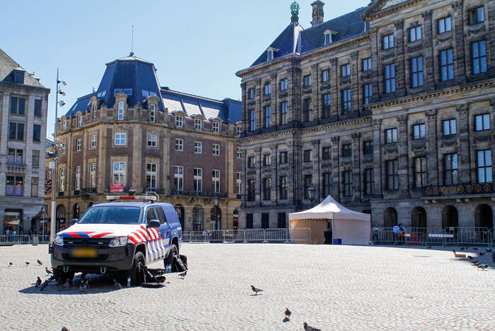 Veel politie en marechaussee bij Koninklijk Paleis